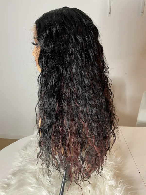 Elegante Lace Front Paryk med Naturlige Krøller og Mørkerøde Striber - Billede 4